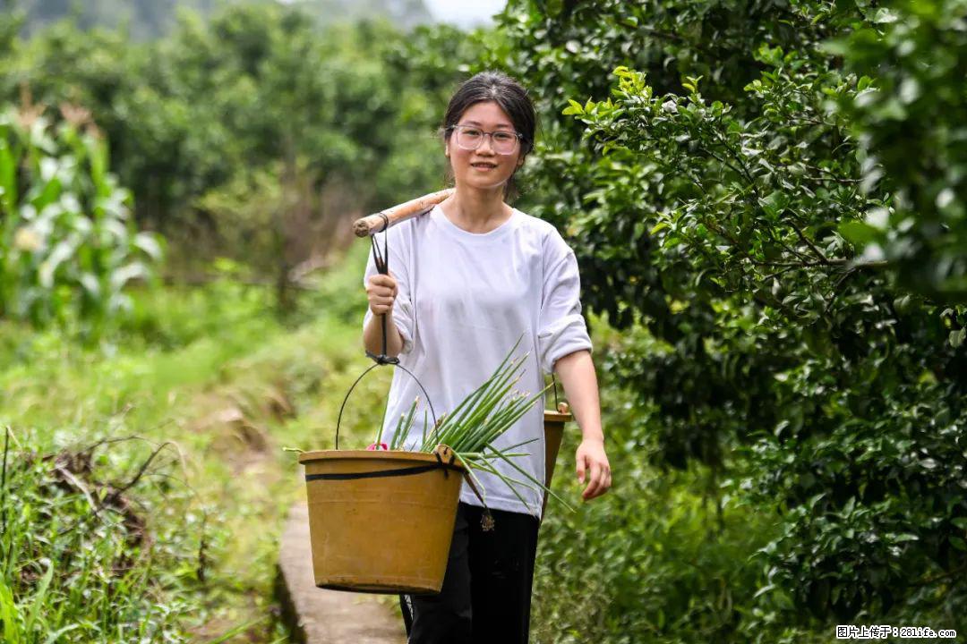 全网追的“扁担女孩”，找了一份暑假工，时薪12元 - 昆明生活资讯 - 昆明28生活网 km.28life.com