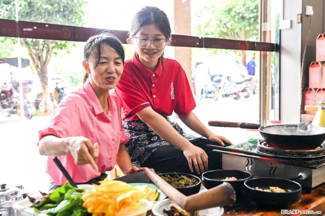 全网追的“扁担女孩”，找了一份暑假工，时薪12元 - 昆明生活资讯 - 昆明28生活网 km.28life.com
