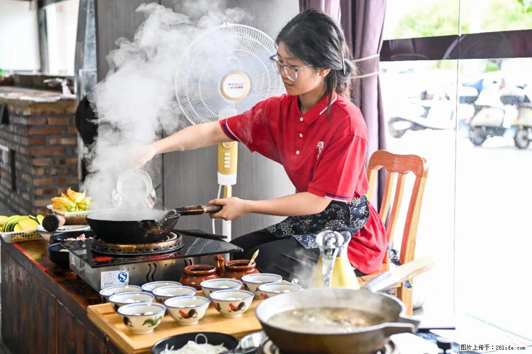 全网追的“扁担女孩”，找了一份暑假工，时薪12元 - 昆明生活资讯 - 昆明28生活网 km.28life.com